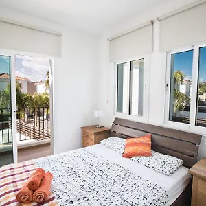 halle-villa.protaras-cy-hotels.com/